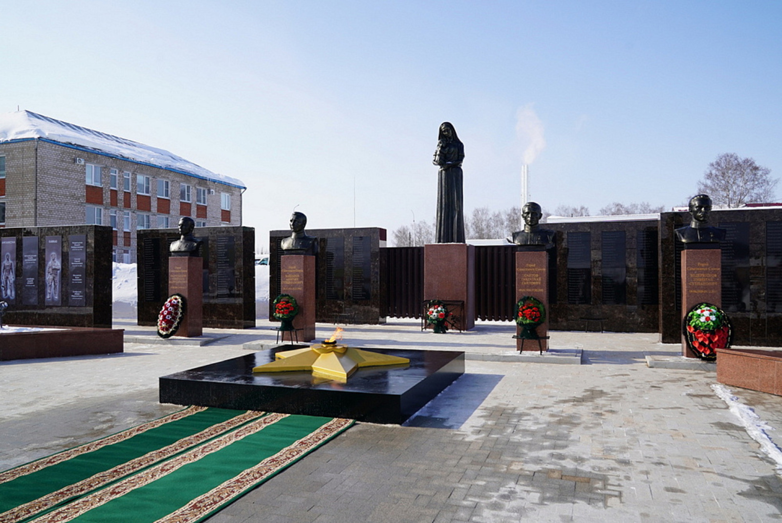 Р. Хабиров возложил цветы к мемориалу «Защитникам Отечества» в селе В. Татышлы