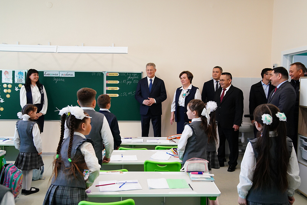 Радий Хабиров посетил новую полилингвальную школу «Хазина» в селе Аскарово