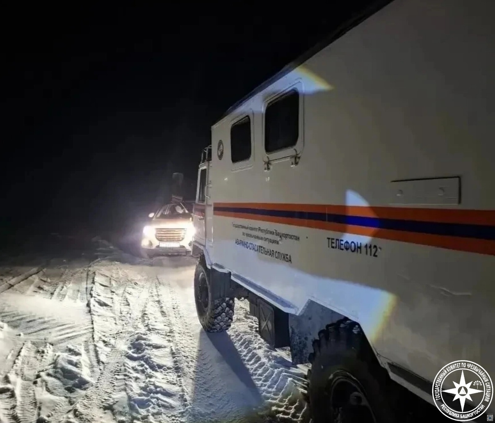 Cемья с ребенком застряла на дороге