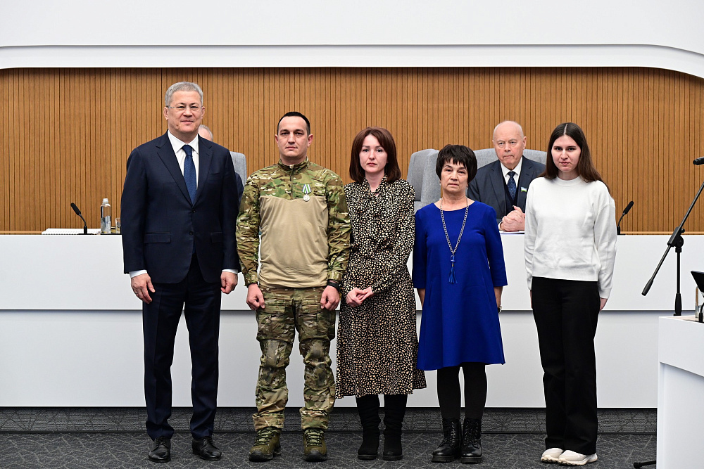 Радий Хабиров вручил медали генерала Шаймуратова участникам СВО из Башкортостана