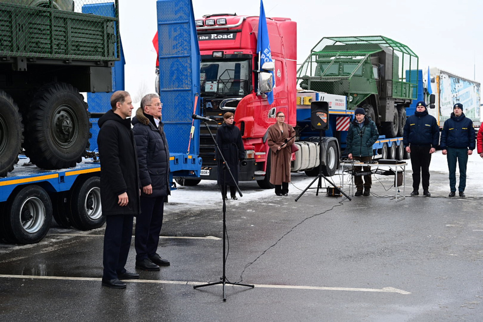 Денис Мантуров и Радий Хабиров приняли участие в отправке колонны с гуманитарной