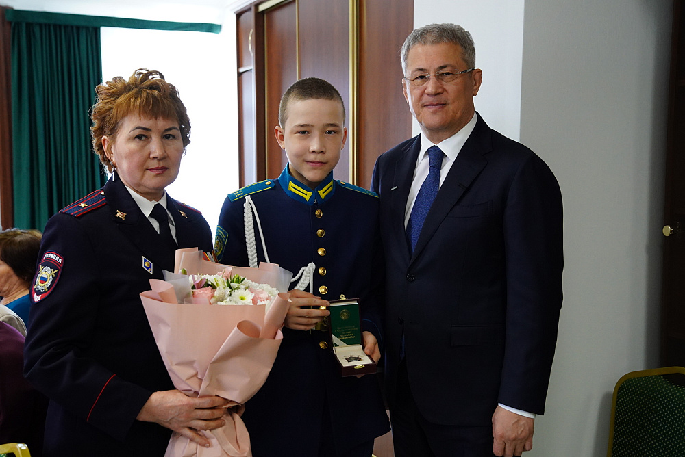 Ради Хабиров передал ордена генерала Шаймуратова семьям погибших участников СВО