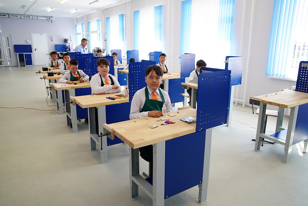 Радий Хабиров посетил новую полилингвальную школу «Хазина» в селе Аскарово