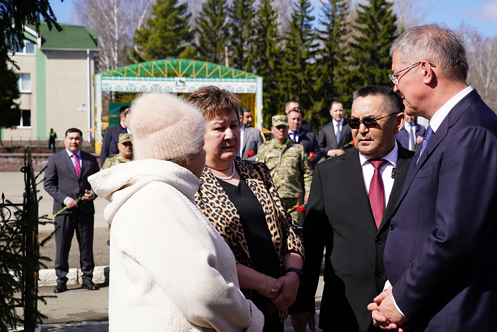 Ради Хабиров передал ордена генерала Шаймуратова семьям погибших участников СВО