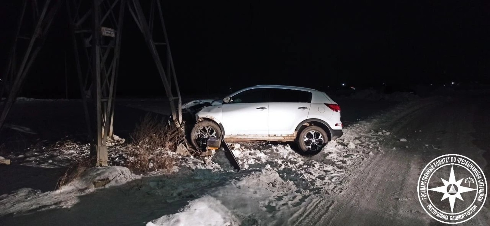 Водитель разбил автомобиль, врезавшись в столб