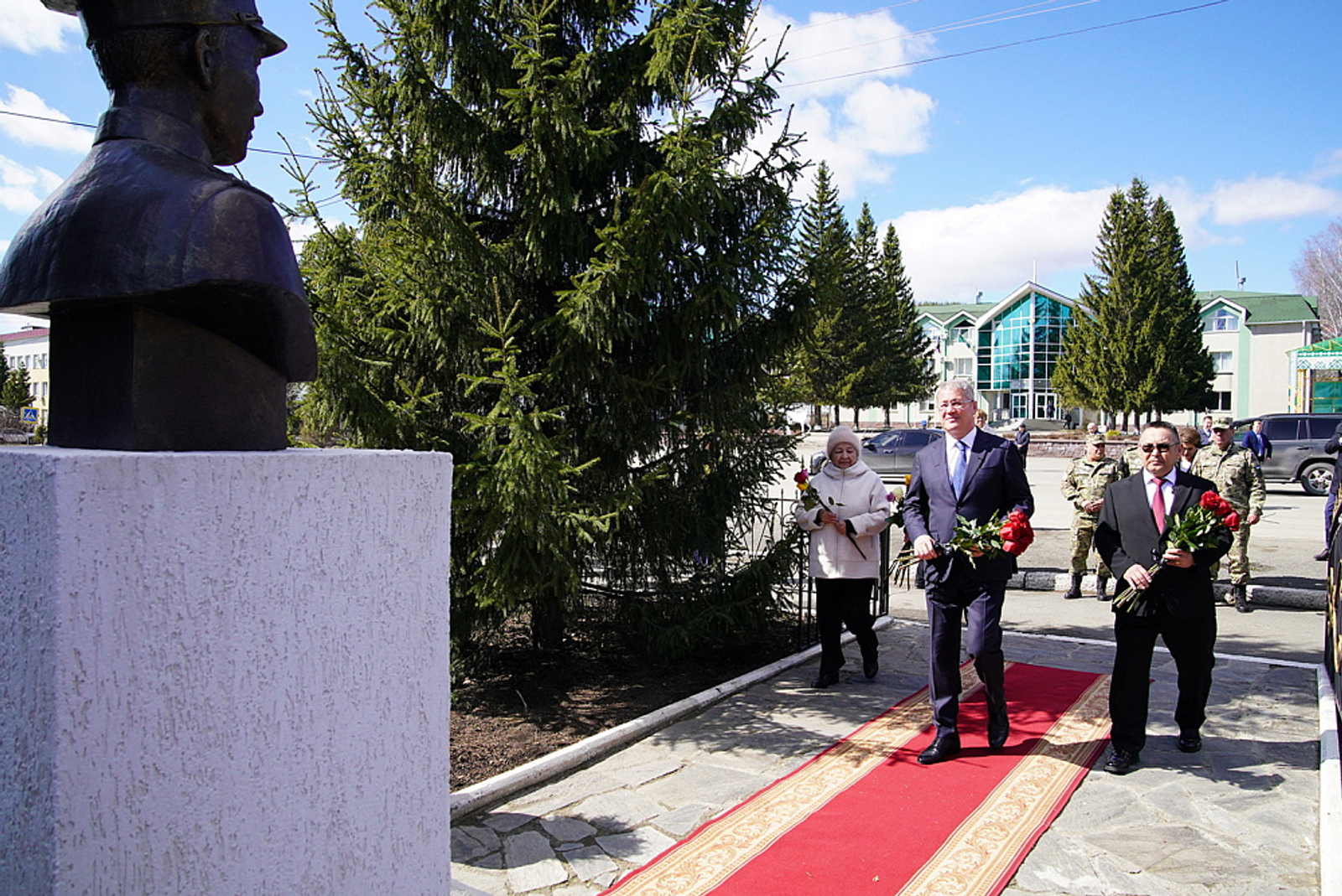 Ради Хабиров передал ордена генерала Шаймуратова семьям погибших участников СВО