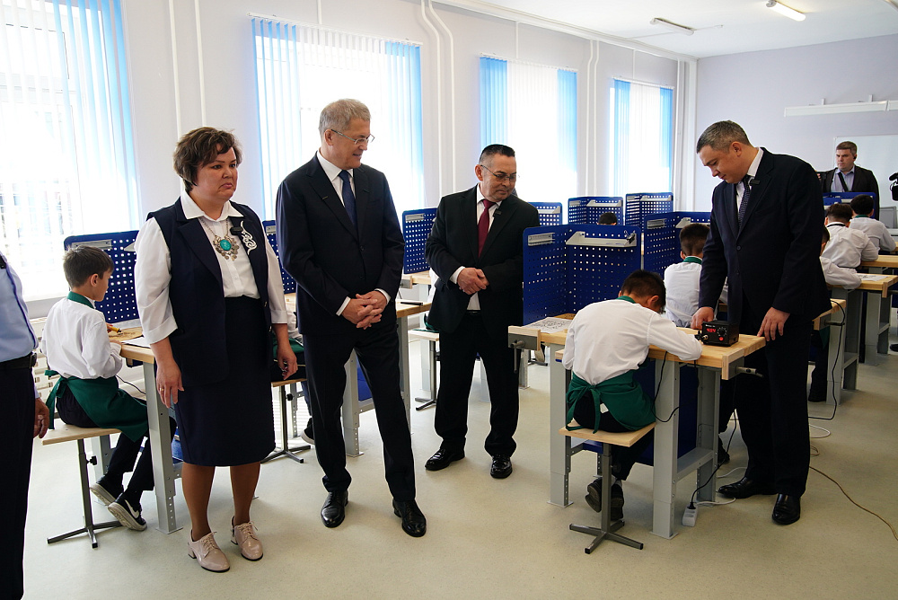 Радий Хабиров посетил новую полилингвальную школу «Хазина» в селе Аскарово