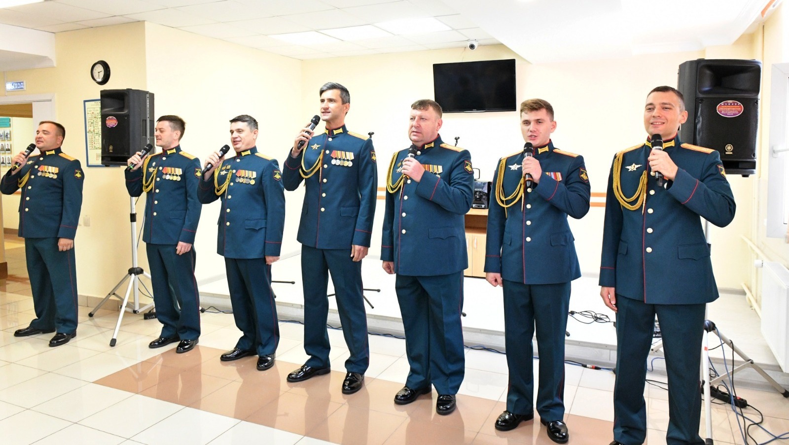 Как фронтовые бригады помогают бойцам на передовой и в госпиталях