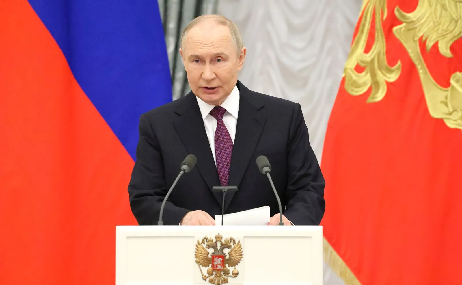 Путин дәүләт наградаларын тапшырыу тураһындағы указға ҡул ҡуйҙы