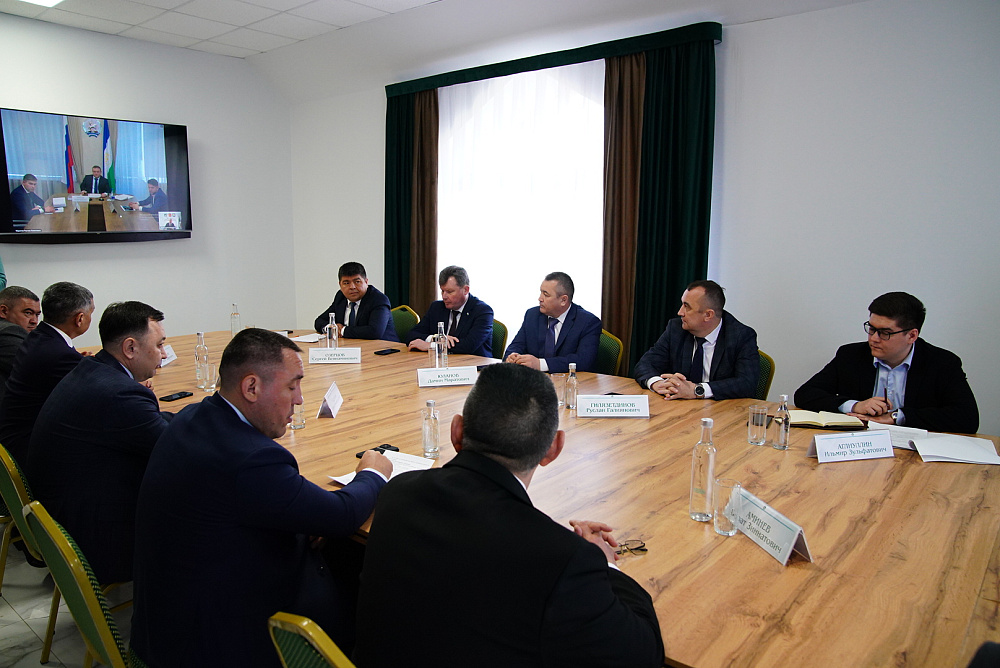 Р. Хабиров встретился с главами районов Зауралья и предпринимателями Абзелила