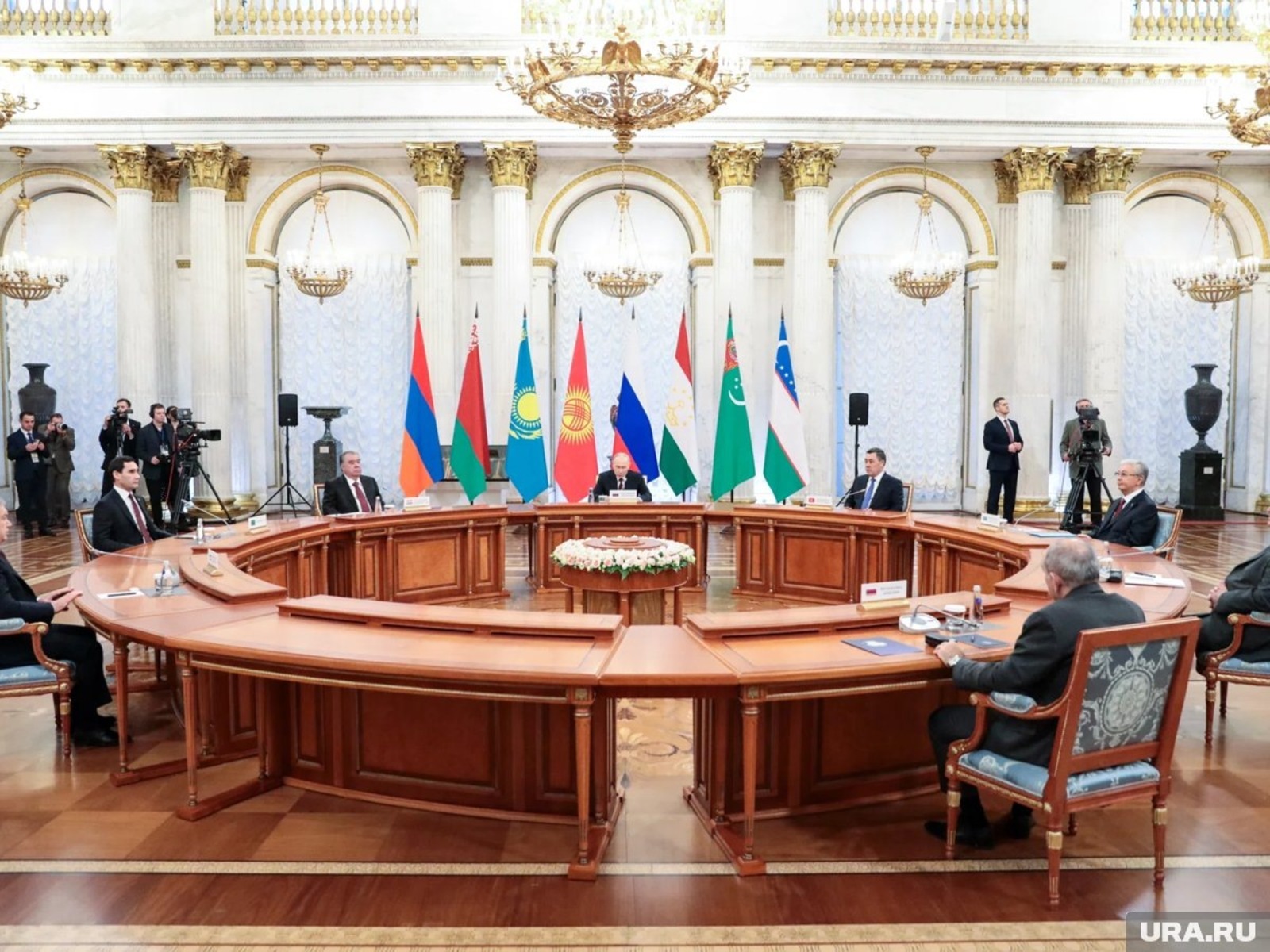 Путин ил башлыҡтары менән Эрмитажда осрашты