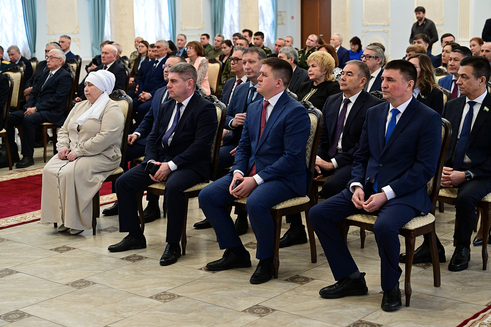 Радий Хабиров вручил государственные награды России и Башкортостана