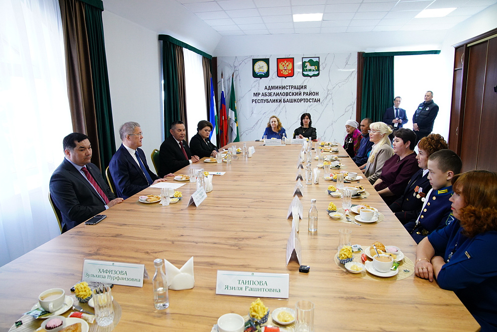 Ради Хабиров передал ордена генерала Шаймуратова семьям погибших участников СВО