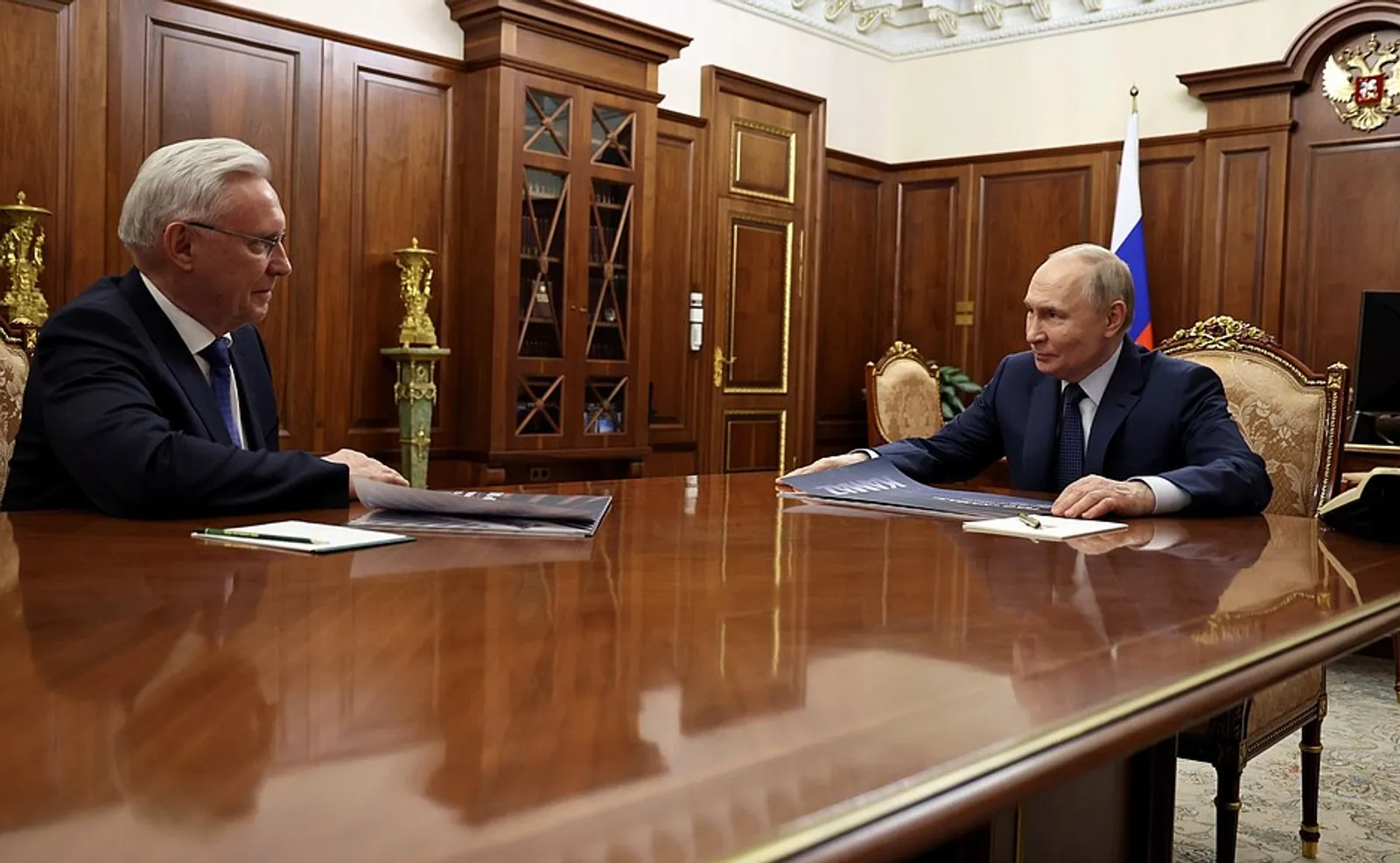 В. Путин "КамАЗ" заводы етәкселеге менән осрашты