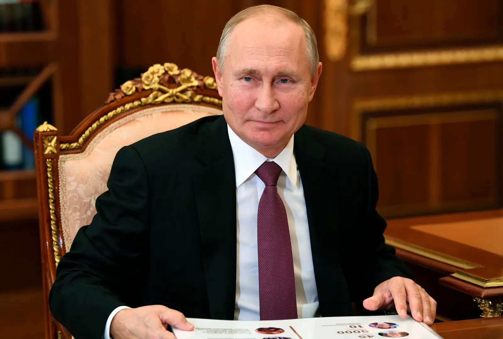 Путин утвердил новые правила контроля доходов госслужащих