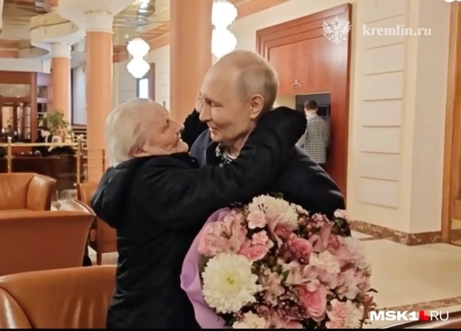 Владимир Путин үҙенең тәүге уҡытыусыһы менән осрашты
