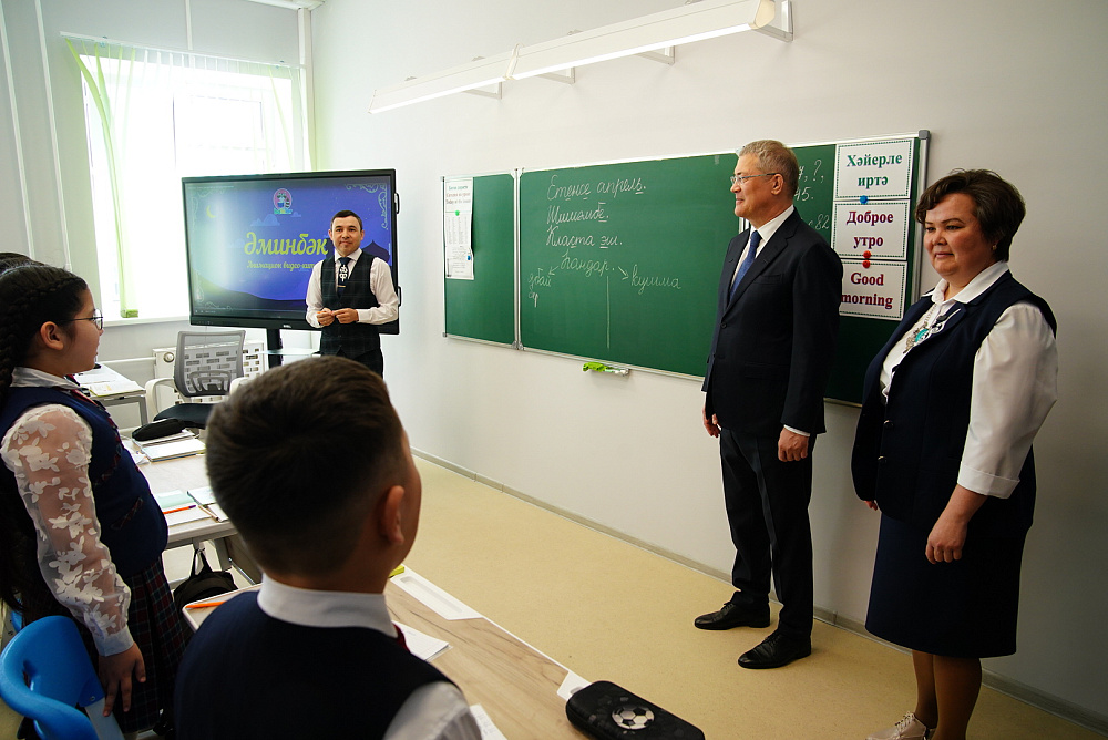 Радий Хабиров посетил новую полилингвальную школу «Хазина» в селе Аскарово