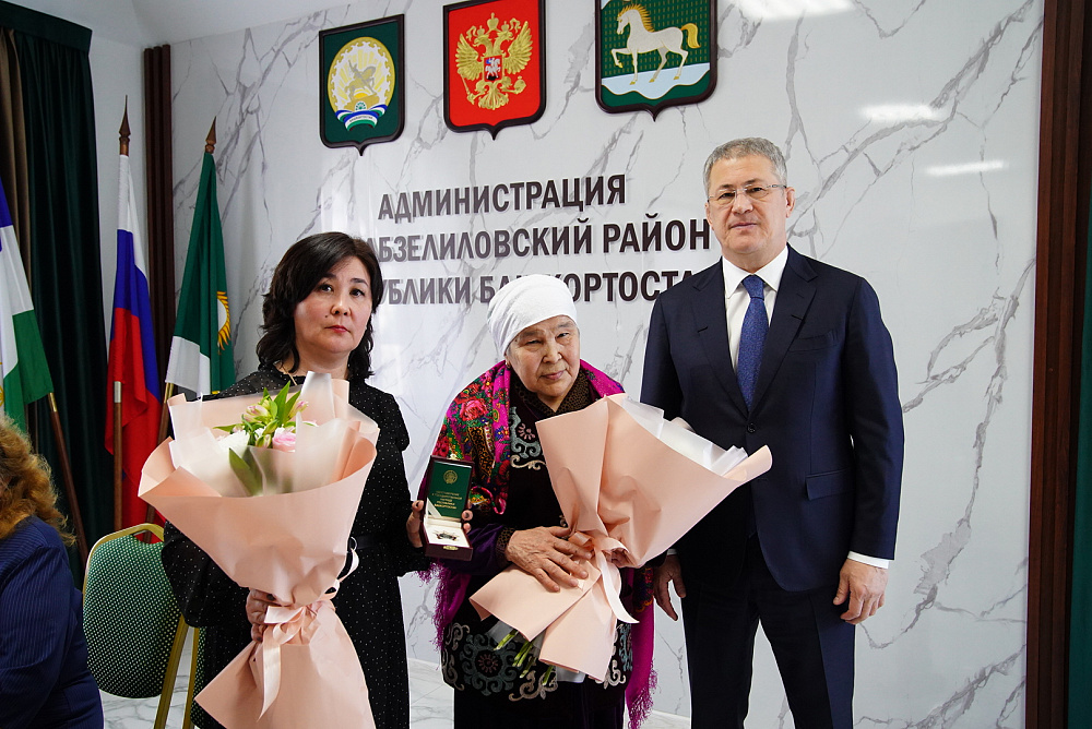 Ради Хабиров передал ордена генерала Шаймуратова семьям погибших участников СВО